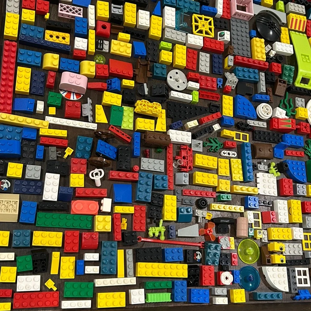 LEGO Bundle , Lots and Lots of LEGO Building Blocks (over 925 pieces)